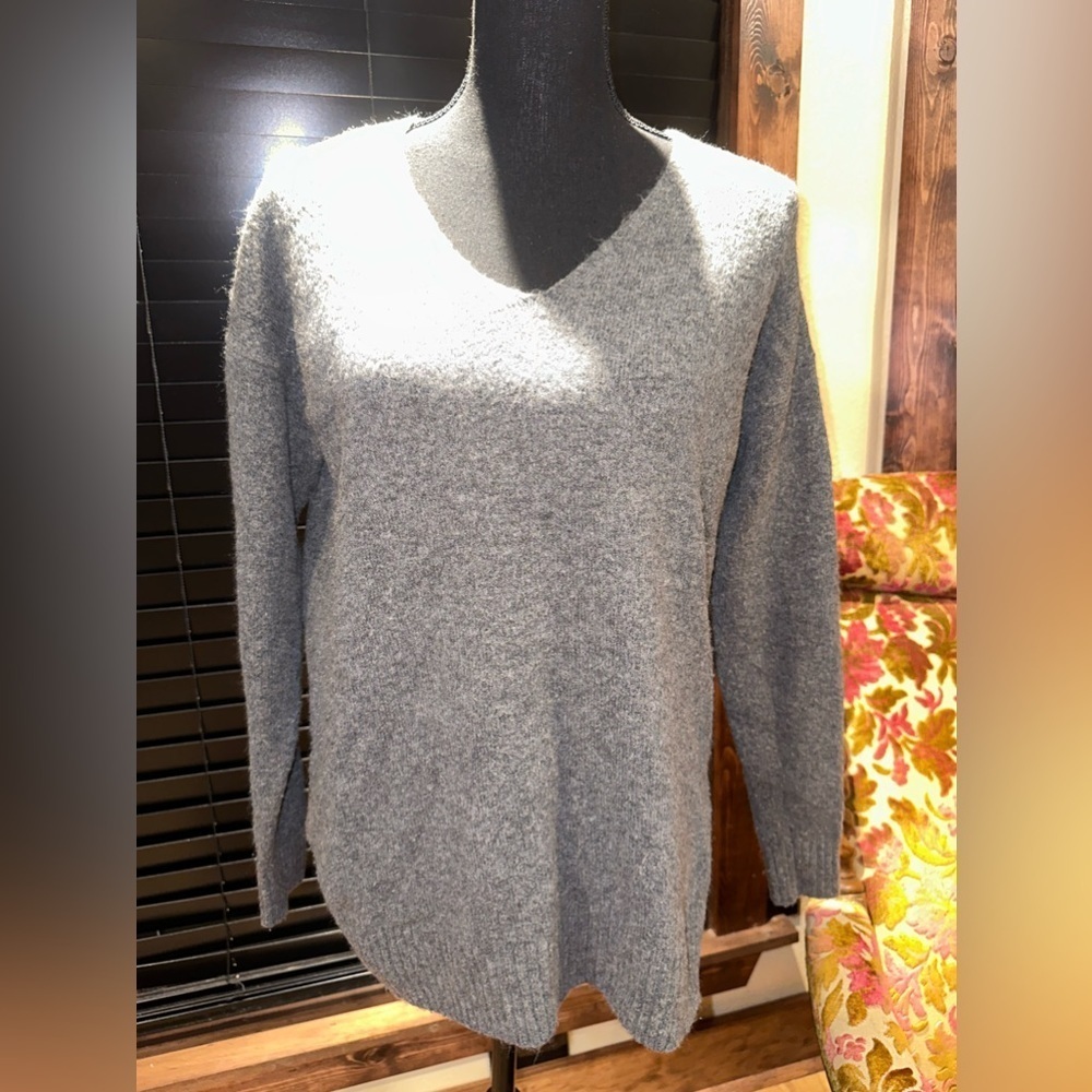 EUC Ann Taylor gray soft sweater V neck long sleeve Sz S